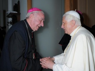 ĐC Antonio Riboldi trong một gặp gỡ ĐGH Benedetto XVI  (Vatican Media)