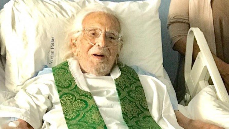 Linh Mục Ernesto Cardenal được tái thi hành sứ vụ linh mục 