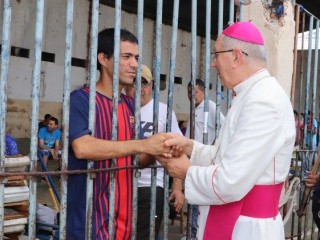 Một giám mục ban Bí tích Thêm sức cho một tù nhân