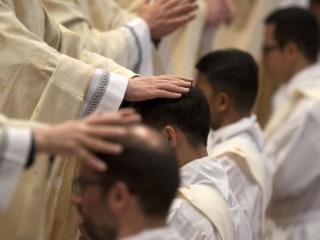 Lễ truyền chức linh mục  (ANSA)