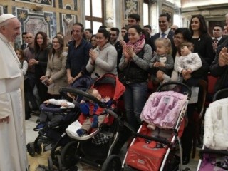 ĐTC gặp các thành viên Hội Bác ái Thánh Phêrô