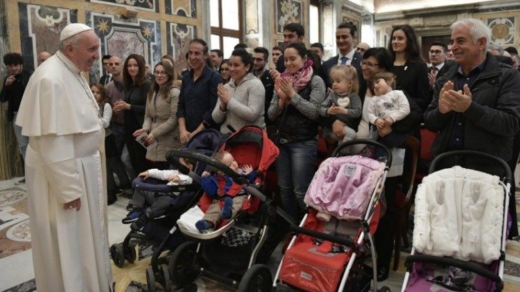 ĐTC gặp các thành viên Hội Bác ái Thánh Phêrô 