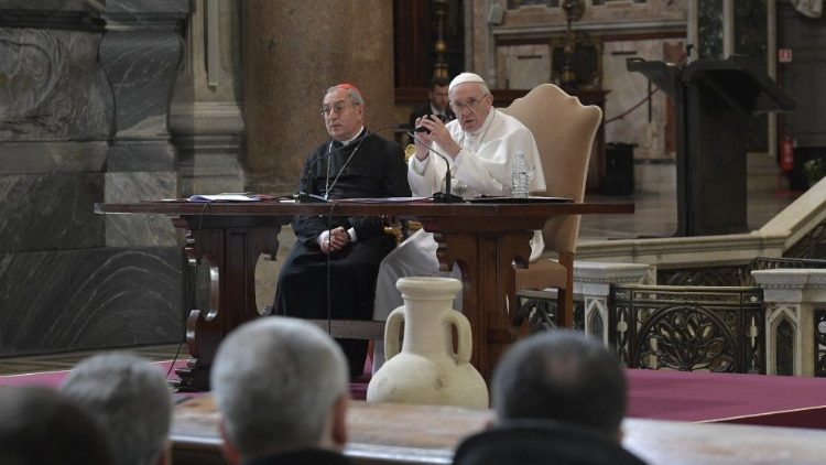 20190307 The Pope met with early Roma priests during the Lent 0