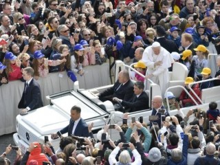 20190320 Pope Francis arrives at the weekly General Audience 0