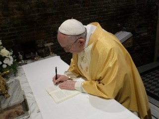 ĐTC ký Tông Huấn ”Chúa Kitô sống - Christus vivit”  (Vatican Media)