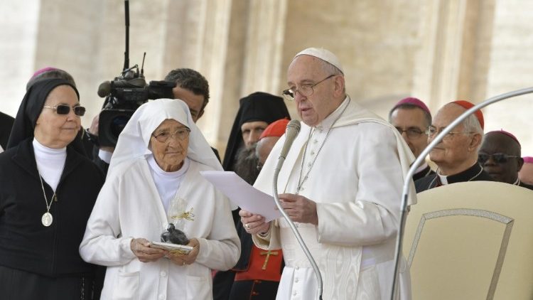 ĐTC trao tặng huân chương cho sơ Maria Concetta (Vatican Media)