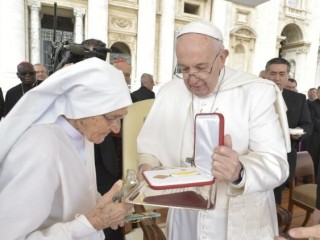 ĐTC trao tặng huân chương cho sơ Maria Concetta  (Vatican Media)