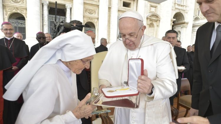 ĐTC trao tặng huân chương cho sơ Maria Concetta (Vatican Media)