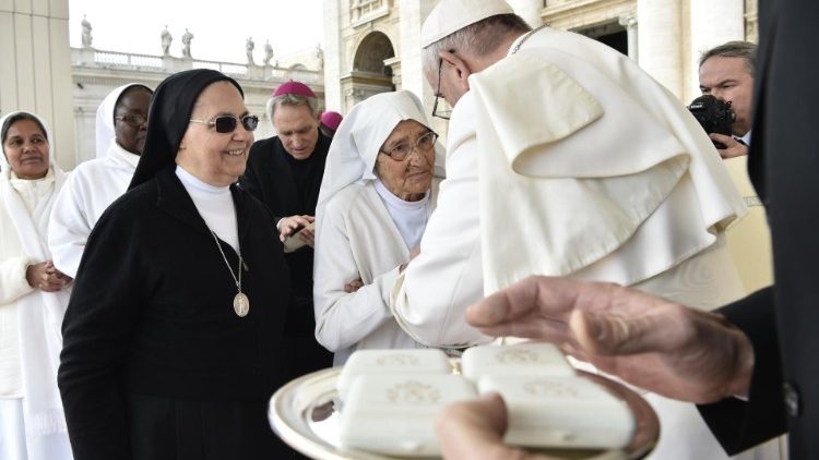 ĐTC trao tặng huân chương cho sơ Maria Concetta (Vatican Media)