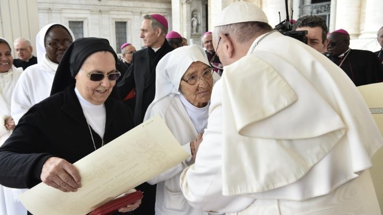 ĐTC trao tặng huân chương cho sơ Maria Concetta (Vatican Media)