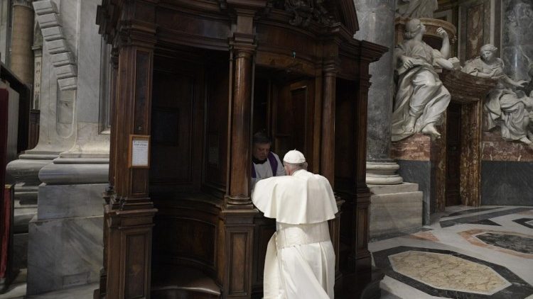 ĐTC xưng tội (Vatican Media)