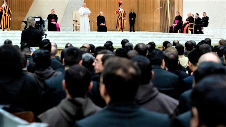 ĐTC gặp các tham dự viên khoá học về “Toà trong” (ANSA)
