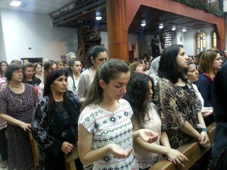 KiN_-_Christen_beim_Gebet_in_der_Kirche__Irak