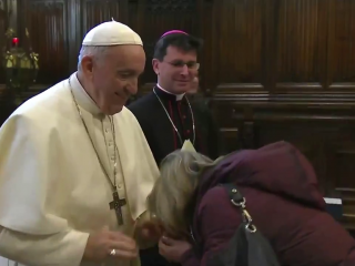 Papa Francesco ritira la mano e non lascia che i fedeli bacino l'anello