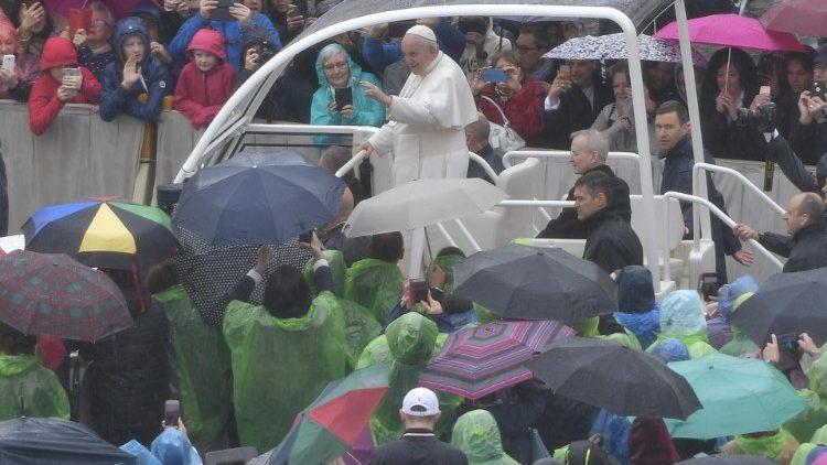 10-04-2019 Pope Francis greets the faithful at the weekly General Audience (11)