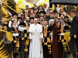 10-04-2019 Pope Francis greets the faithful at the weekly General Audience (2)