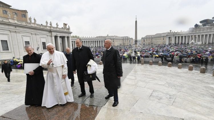 10-04-2019 Pope Francis greets the faithful at the weekly General Audience (2)