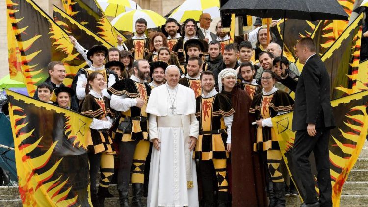 10-04-2019 Pope Francis greets the faithful at the weekly General Audience (2)