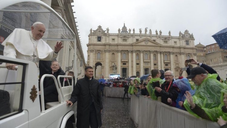 10-04-2019 Pope Francis greets the faithful at the weekly General Audience (3)