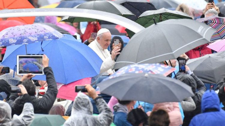 10-04-2019 Pope Francis greets the faithful at the weekly General Audience (3)