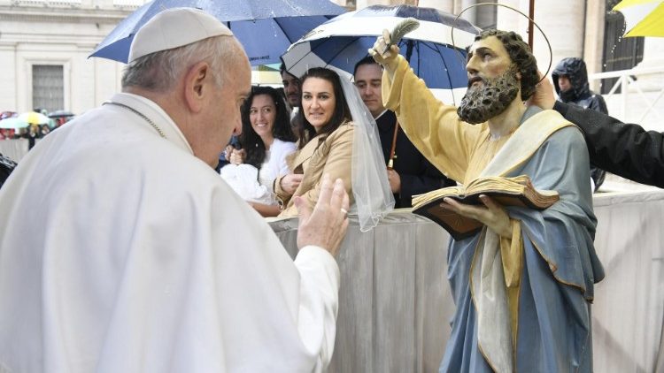 10-04-2019 Pope Francis greets the faithful at the weekly General Audience (4)
