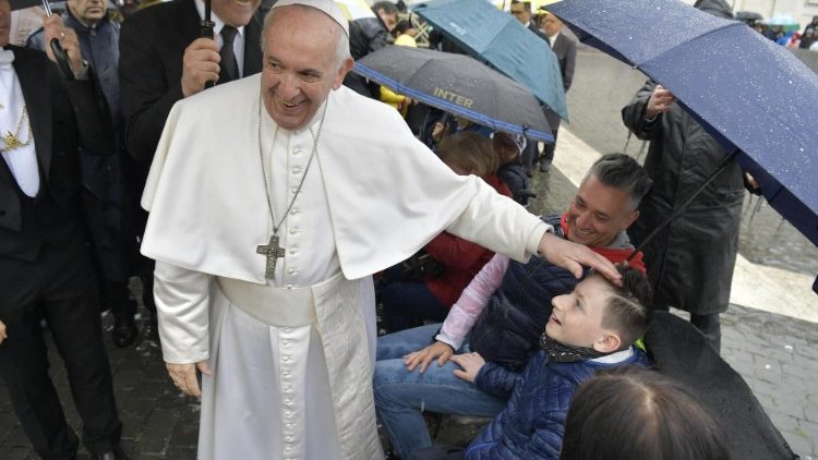 10-04-2019 Pope Francis greets the faithful at the weekly General Audience (5)
