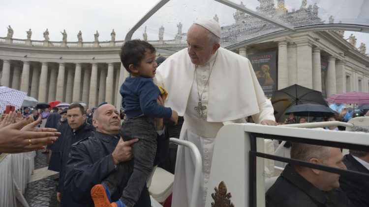 10-04-2019 Pope Francis greets the faithful at the weekly General Audience (6)