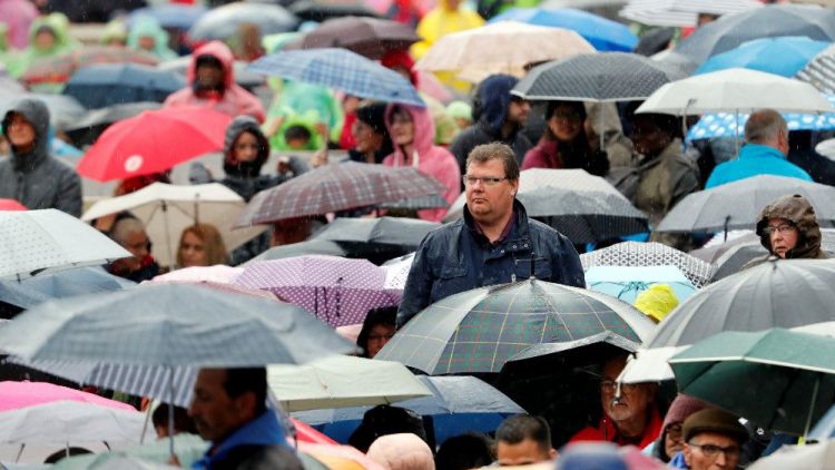 10-04-2019 Pope Francis greets the faithful at the weekly General Audience (6)