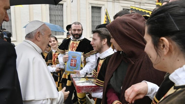 10-04-2019 Pope Francis greets the faithful at the weekly General Audience (7)