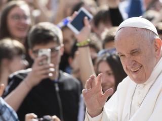 epa07524464 Pope Francis waves during his Wednesday general audience in Saint Peter's Square at the Vatican, 24 April 2019.  EPA/CLAUDIO PERI (MaxPPP TagID: epalivefour015595.jpg) [Photo via MaxPPP]