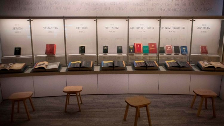 Kinh Thánh bằng các ngôn ngữ được trưng bày tại Bảo tàng Kinh Thánh ở Washington   (AFP or licensors)