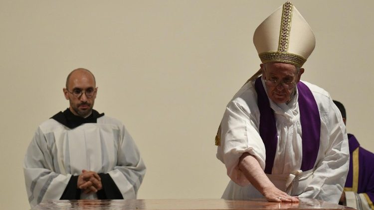 ĐTC thánh hiến bàn thờ mới giáo xứ Thánh Giulio ở Roma (Vatican Media)