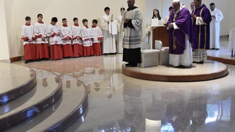 ĐTC thánh hiến bàn thờ mới giáo xứ Thánh Giulio ở Roma (Vatican Media)