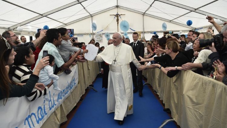 ĐTC thánh hiến bàn thờ mới giáo xứ Thánh Giulio ở Roma (Vatican Media)