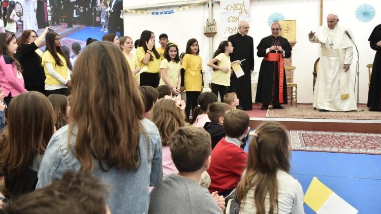 ĐTC thánh hiến bàn thờ mới giáo xứ Thánh Giulio ở Roma (Vatican Media)