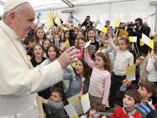 ĐTC thánh hiến bàn thờ mới giáo xứ Thánh Giulio ở Roma  (Vatican Media)
