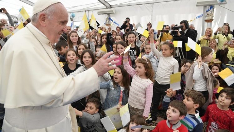 ĐTC thánh hiến bàn thờ mới giáo xứ Thánh Giulio ở Roma (Vatican Media)