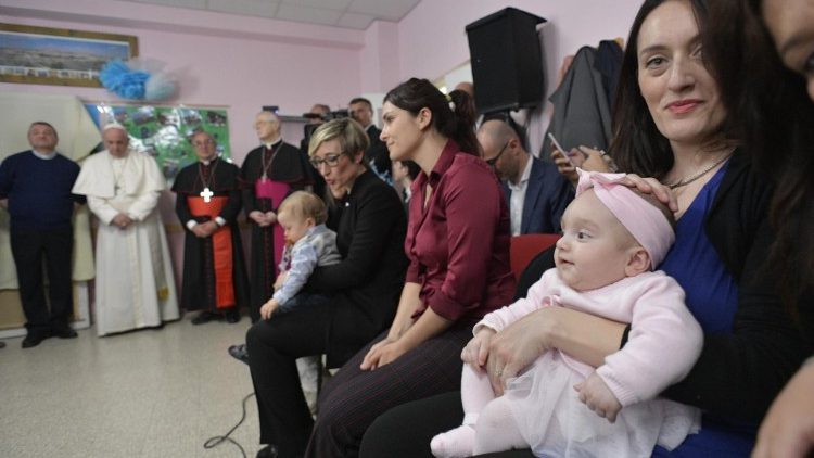ĐTC thánh hiến bàn thờ mới giáo xứ Thánh Giulio ở Roma (Vatican Media)