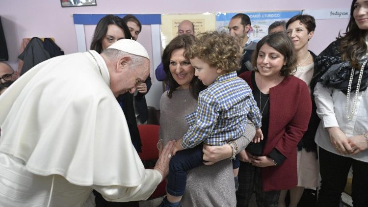 ĐTC thánh hiến bàn thờ mới giáo xứ Thánh Giulio ở Roma (Vatican Media)