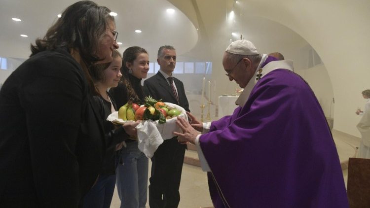 ĐTC thánh hiến bàn thờ mới giáo xứ Thánh Giulio ở Roma (Vatican Media)