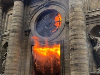 Nhà thờ Saint-Sulpice ở Paris bị đốt