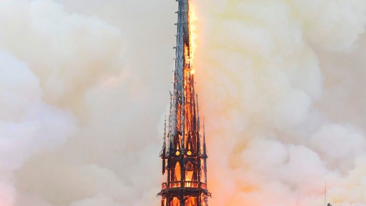 Nhà Thờ Đức Bà Paris cháy