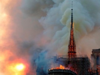 Nhà Thờ Đức Bà Paris cháy