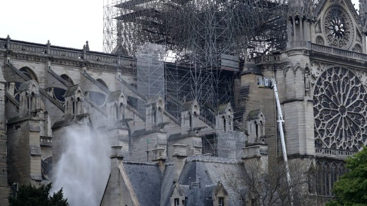 Nhà Thờ Đức Bà Paris cháy