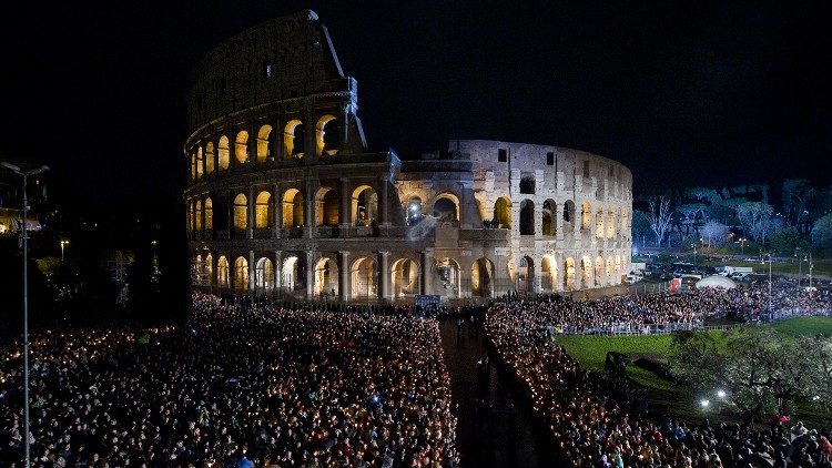 Buổi ngắm Đàng Thánh Giá tại Colosseo vào tối thứ Sáu Tuần Thánh năm 2018