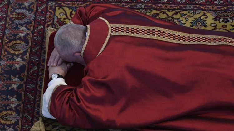 ĐTC chủ sự lễ tưởng niệm cuộc khổ nạn của Chúa Kitô (Vatican Media)