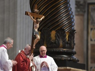 ĐTC chủ sự lễ tưởng niệm cuộc khổ nạn của Chúa Kitô  (Vatican Media)