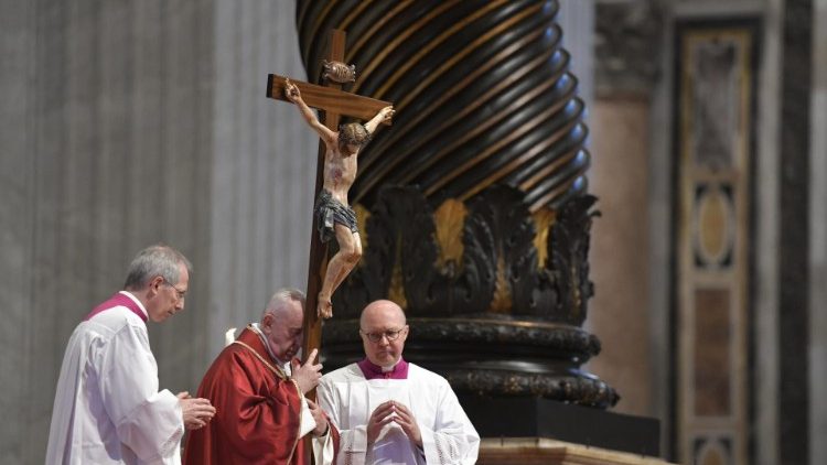 ĐTC chủ sự lễ tưởng niệm cuộc khổ nạn của Chúa Kitô (Vatican Media)
