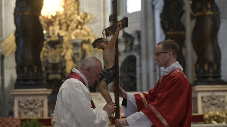 ĐTC chủ sự lễ tưởng niệm cuộc khổ nạn của Chúa Kitô (Vatican Media)