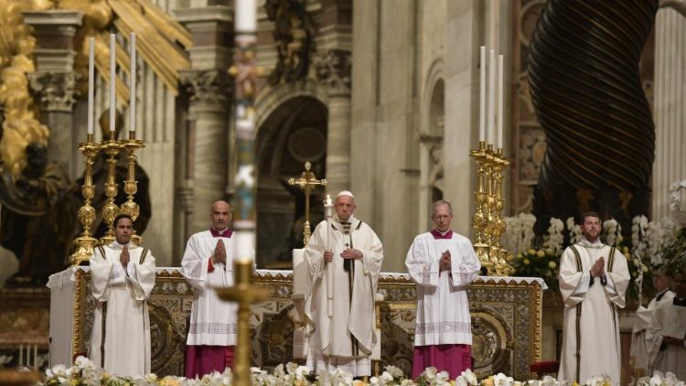 Đức Thánh Cha chủ sự lễ Vọng Phục Sinh và rửa tội (Vatican Media)